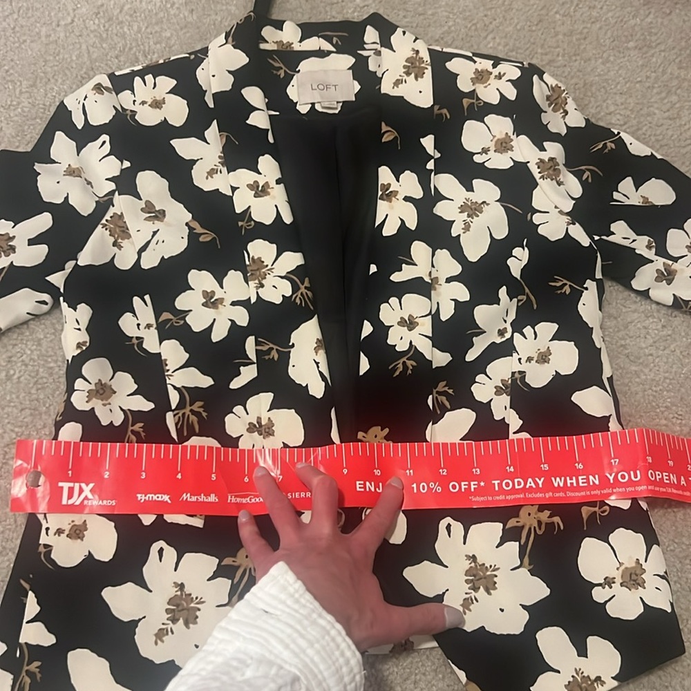 Womens loft size small open blazer. Black with cream flowers - Picture 7 of 8